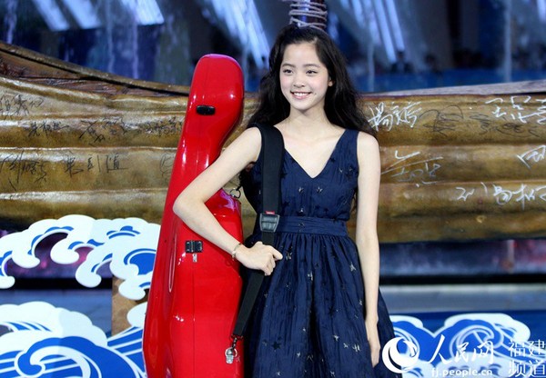 人气极高的大提琴手欧阳娜娜在丝路电影节闭幕式上有精彩演出。李挺摄