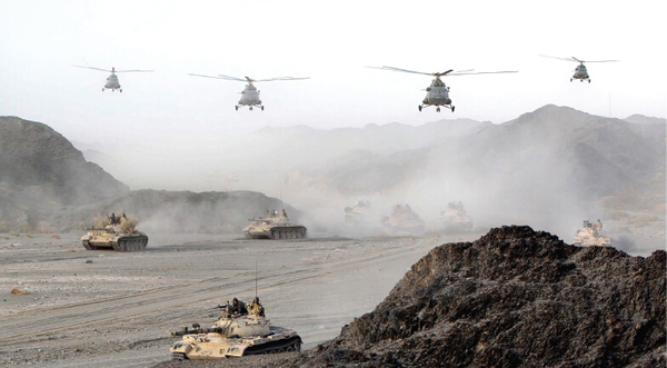 在海拔4000米以上高原组织全要素、全系统实兵实弹演习