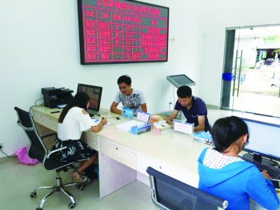 文武砂镇村干部为困难家庭解决用工岗位。