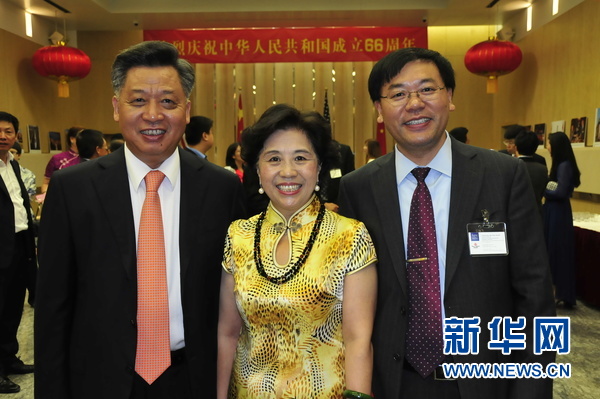 李强民总领事夫妇与嘉宾合影。新华社记者张永兴摄