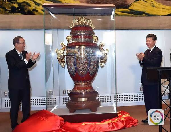 　　（习近平出席中国向联合国赠送&ldquo;和平尊&rdquo;仪式，新华社记者李涛摄）