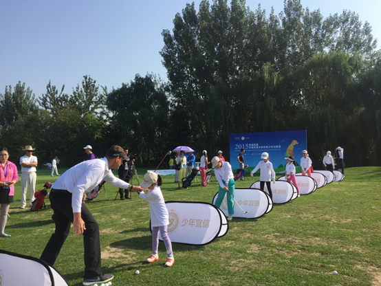 小学员认真练习挥杆