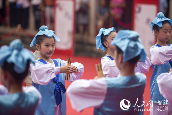 小学生现场诵读《三字经》。沈宇波 摄