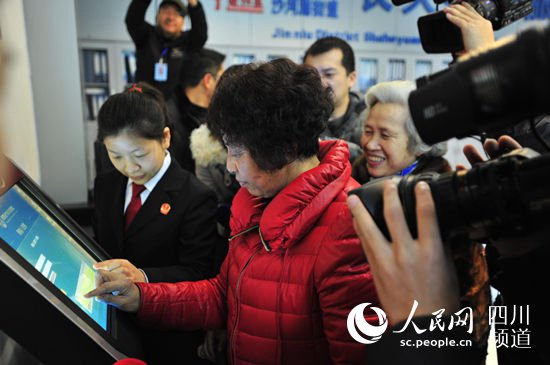 今年1月4日，金牛区人民法院首批在5个社区开通社区便民诉讼服务通。（赵梓含 摄）