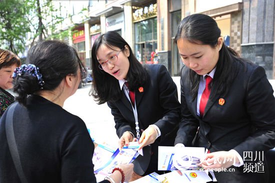 金牛区人民法院开展“情系民生.握手法治”专项普法活动，将法律服务送到基层群众身边。（赵梓含 摄）