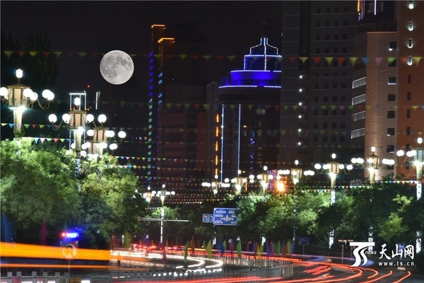 9月27日(八月十五),库尔勒市的“超级月亮”。