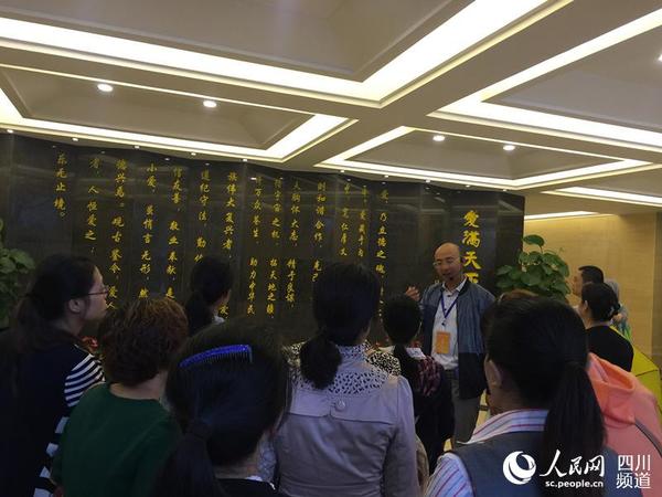 学生家长参观成都十八中（白果林校区）。（熊文瑶 摄）