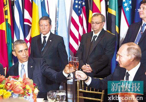 ■奥巴马向普京敬酒,表情冷如冰霜,普京则略带笑容。CFP图