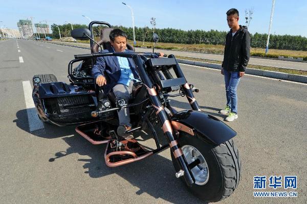 9月29日,朱建明(左)准备试车。