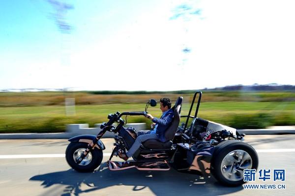 9月29日，朱建明在试车。