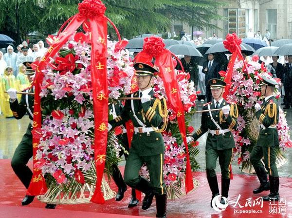 江西烈士纪念日向革命烈士敬献花篮组图