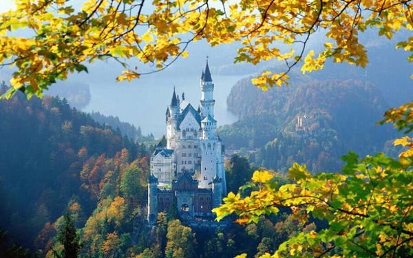 童话般的新天鹅堡在斑斓树叶的映衬下显得更加如梦似幻（网页截图）
