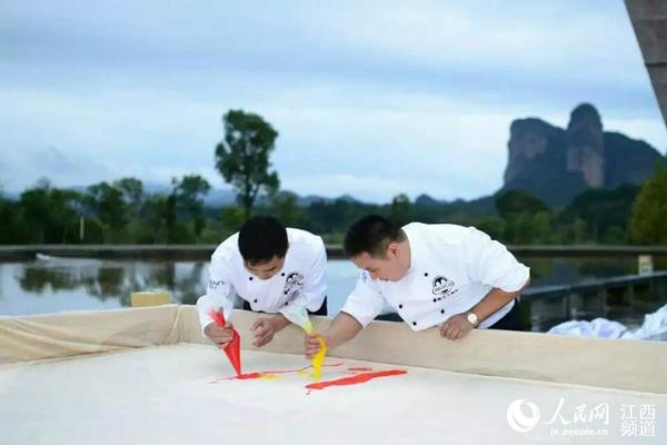 60位工人经过多达10余道传统工序，前后准备了14天，最终大功告成。