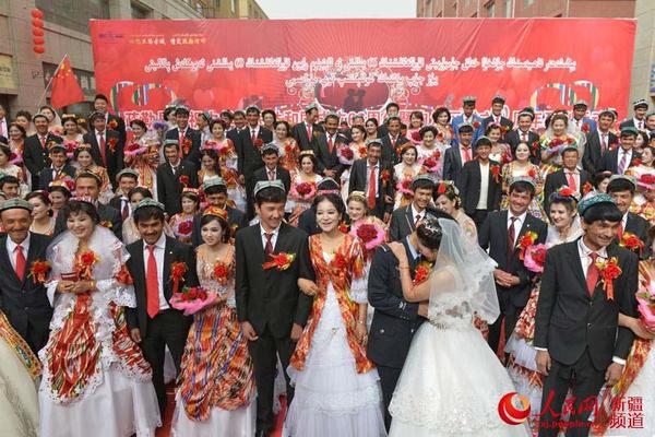 1日上午,庆祝新中国成立66周年暨新疆维吾尔自治区成立60周年100对青年集体婚礼庆典在喀什疏勒县举行。李晓啸 摄