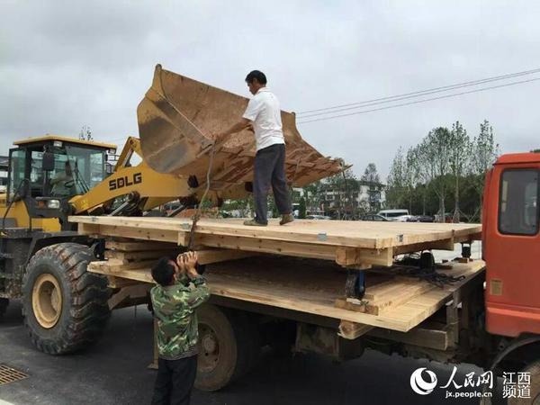 为了制作这块中国最大的水豆腐，甚至动用了卡车和铲车。