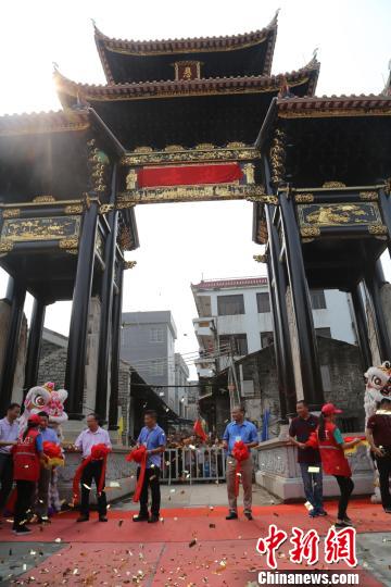顺德数百年“逢简进士牌楼”重建落成 程景伟 摄