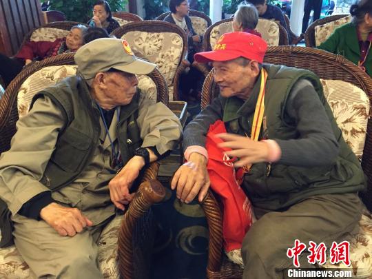 抗战老兵国庆聚蓉城 分享抗战胜利70周年阅兵