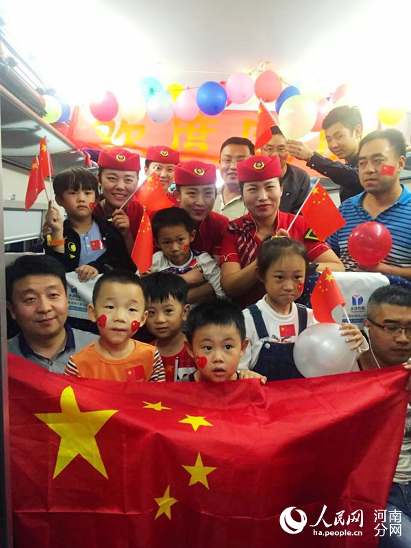 列车工作人员和旅客一起互动，喜迎建国66周年