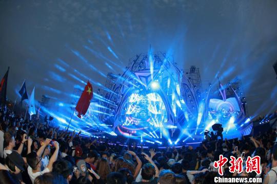 “2015百威风暴电音节”沪上掀起电音狂潮|张靓颖|华语_凤凰资讯