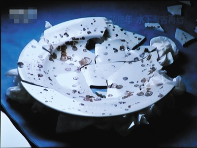 被打捞出水的瓷盘碎片。视频截图