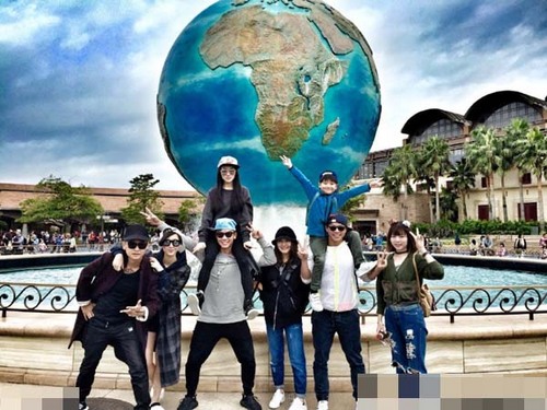 男友力max！郑恺携女友游迪斯尼 让女方骑脖子