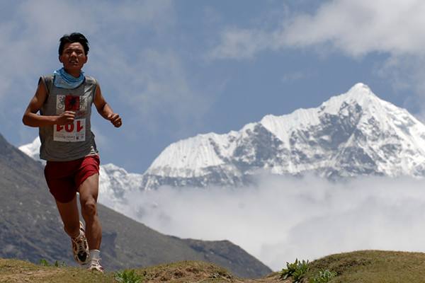 ↑2007年5月29日,尼泊尔选手在约海拔4500米的高度进行比赛。