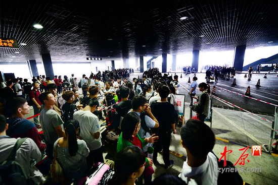 9月30日，郑州高铁汽车站迎来高峰客流