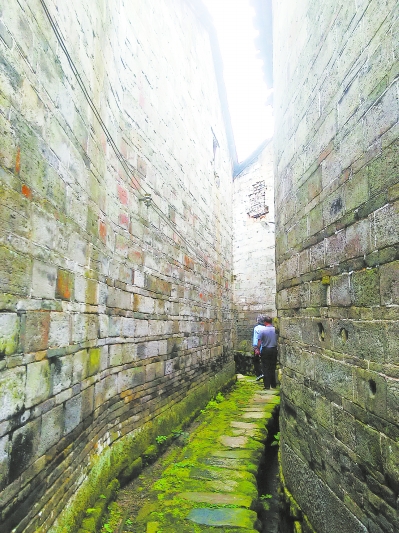 村中蜿蜒曲折的小路