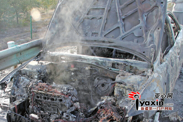 5日,一辆小轿车在吐乌大高等级公路上发生自燃,烧成空壳。图/通讯员马超