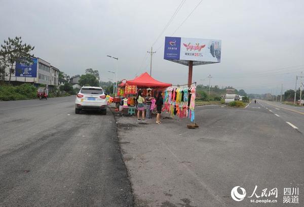 四川大竹奇葩商贩:公路中间卖泳装(组图)