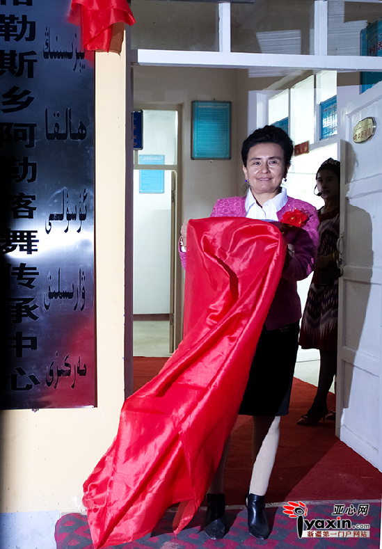 9月30日,叶城县委常委、宣传部长茹克亚·买买提为江格勒斯乡阿勒喀舞传承中心揭幕