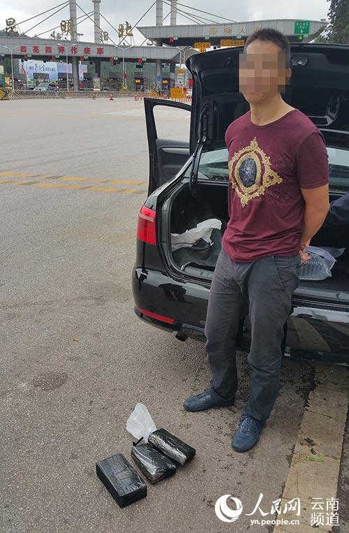 从汽车后备箱内查获的毒品。（警方供图）