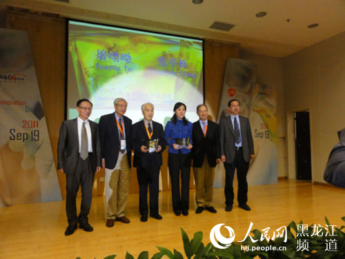 哈医大一院终身教授张亭栋接受生命科学成就奖颁奖。