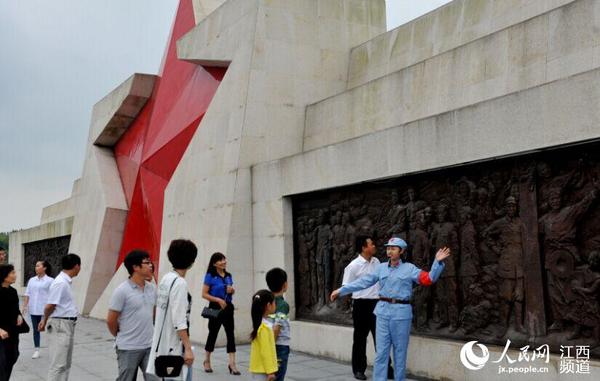 国内最大红色五角星亮相江西广昌县。