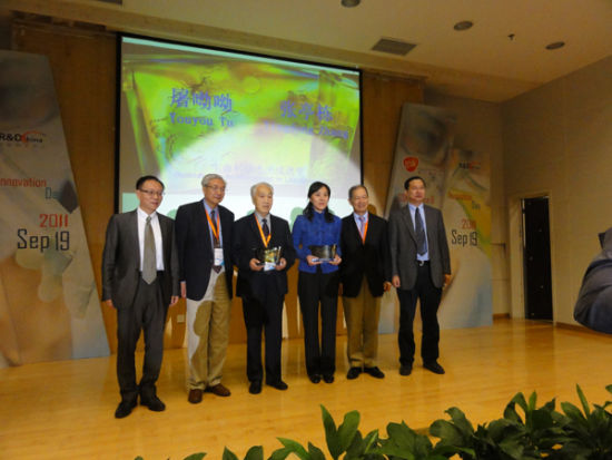 　　哈医大一院终身教授张亭栋接受生命科学成就奖颁奖