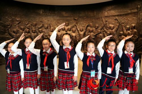 新安旅行团纪念馆内的小学生讲解员