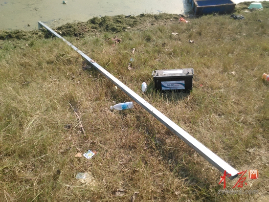 打捞王保才用的工具，据打捞村民介绍，六米多长的铁棍仅仅露出水面不足一米
