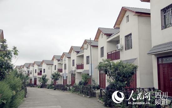 尚腾新村村民住房成排而筑。（王军 摄）