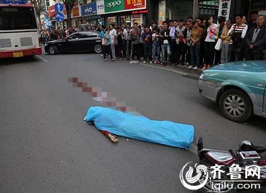 岁左右女性骑电动车先后与出租车,公交车发生碰撞后摔倒,女子当场死亡