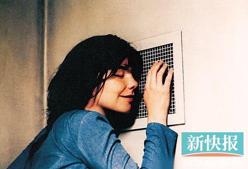 ■《黑暗中的舞者》中天真又智慧的塞尔玛,借一首歌唱出她对这残败人生以及残败自我的理解。她接受了命运的幸与不幸。