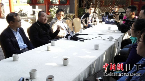 “松心契”群主于文德（左二）讲述筹集善款的经过