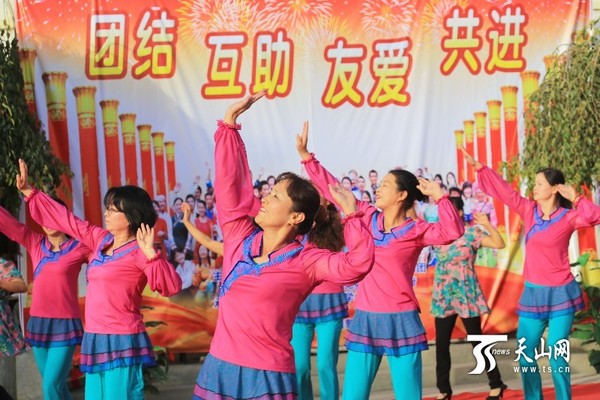 博湖县的草根艺人正在表演舞蹈《快乐民族风》。