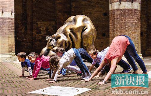 ■许鸿飞作品《有样学样》吸引了锡耶纳的小伙伴们“有样学样”。曾雨林/摄