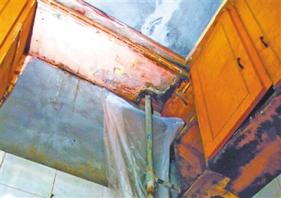 刘女士家的天花板已被浸坏。 记者 罗洋 摄