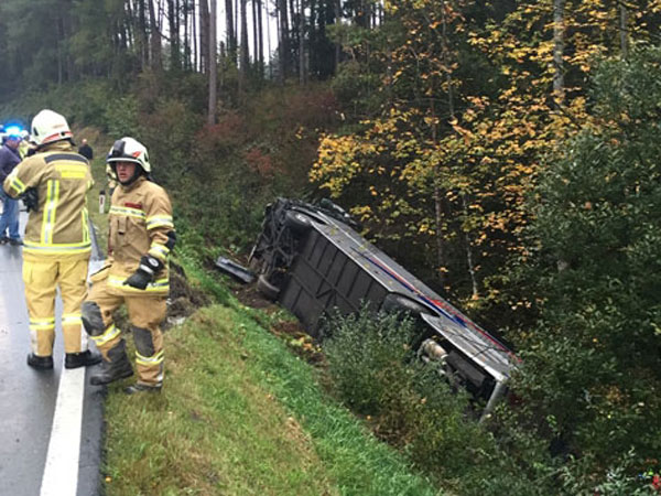 　　一辆载有32名中国游客的大巴13日傍晚在奥地利西部蒂罗尔州发生车祸。（图片来源：国际在线）