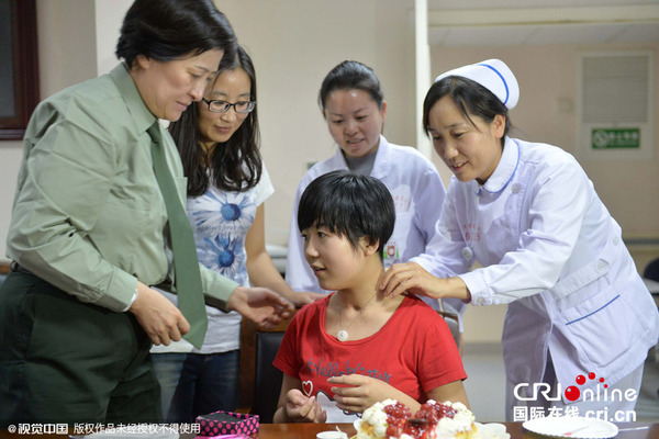 2015年10月13日，北京军区总医院附属八一脑科医院，多位医生和家属一起，为12岁的苏醒植物人女孩赵英男庆祝&ldquo;重生&rdquo;。图片来源：蓝天/CFP