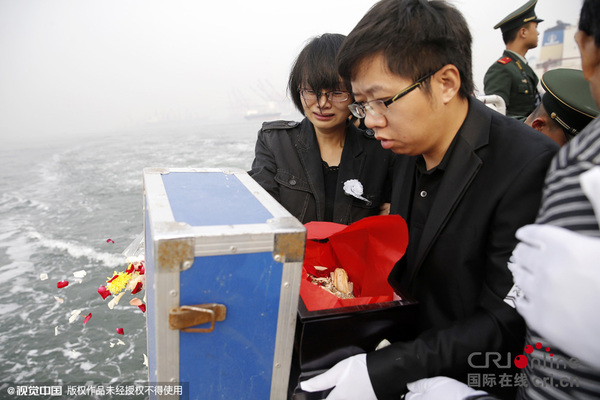 2015年10月14日，天津，&ldquo;8.12&rdquo;天津港爆炸事故中最小遇难者涛涛的家属在天津港游船码头秋季海葬仪式中将孩子的骨灰撒向大海。 涛涛的父母将孩子的骨灰洒向大海。