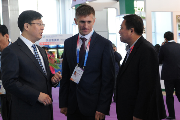 同江市委书记隋洪波（左一）向俄犹太自治州列宁区区长瓦列里（中）等俄罗斯客人介绍同江中俄跨江铁路大桥建设情况。李鑫摄