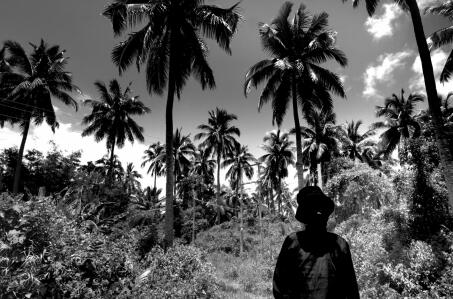 陈亚扁站在当年日军军部的遗址上。这是她60多年来第一次重新回到这里，虽然这里距离她现在的住处很近。