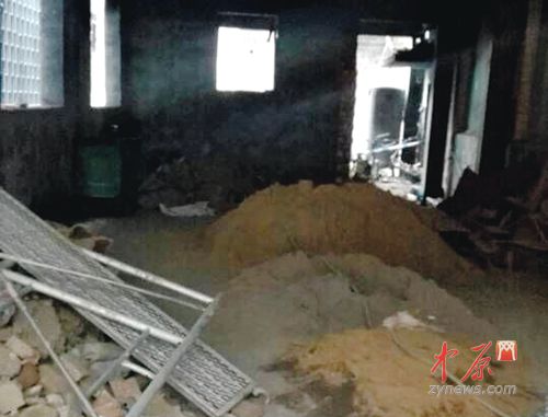 事发居民楼的一层正在建简易房，就是此处的电动车燃烧了